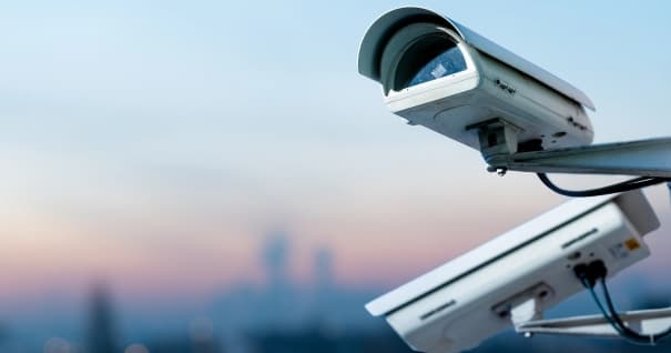 Système de surveillance par caméra CCTV de sécurité avec vue panoramique d'une ville sur fond flou.